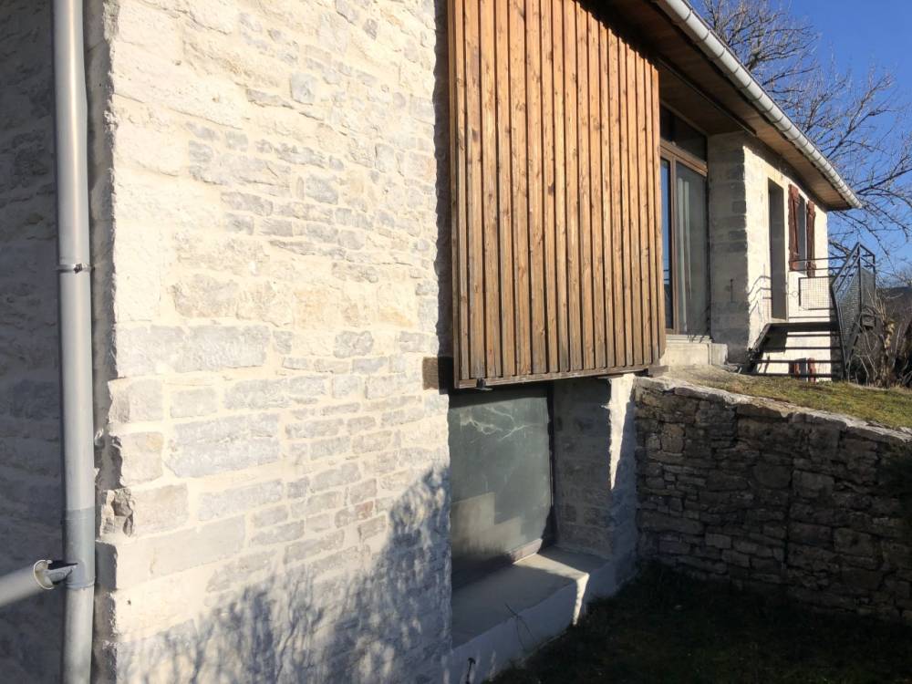 Rénovation de façade en pierre et bois